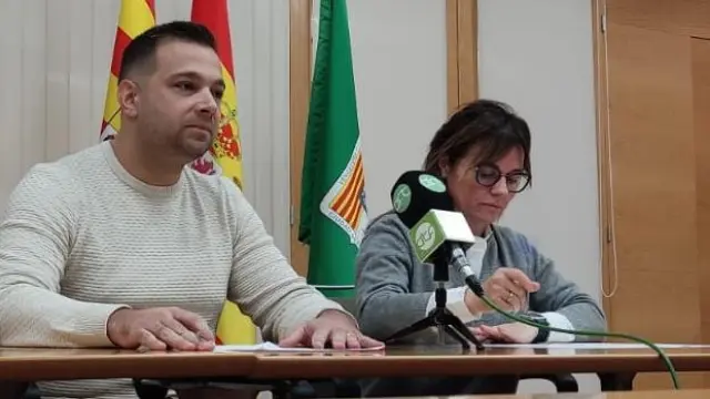 David Casanova, concejal de Juventud, y Mª José Casas, trabajadora del área, en la presentación del balance de 2022 y las novedades para 2023.