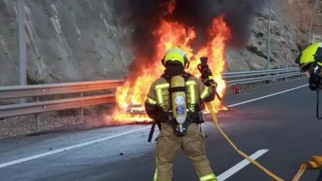 Extinción del incendio que se ha producido en un vehículo en el Monrepós este jueves.