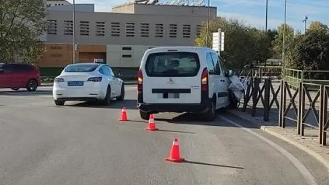Uno de los conductores acabó empotrado contra una valla en el paseo Lucas Mallada de Huesca.