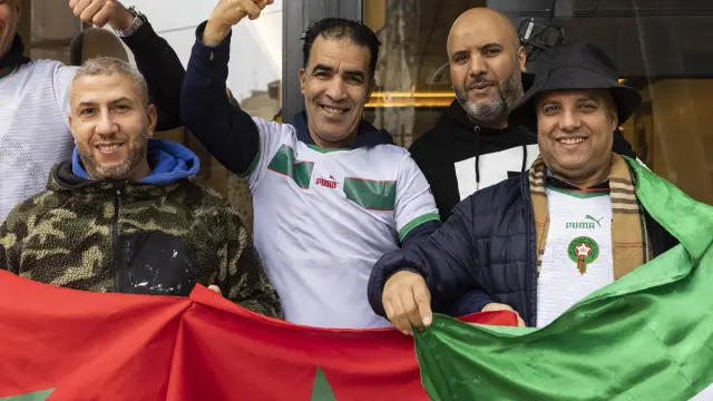 Mohamed Tamer, Abdelouahed Brimi, Abdelghani El Azouazi, Lamhar Mohammed y Mbarek Guerdousraf posan este lunes en Zaragoza con la bandera y la camiseta de Marruecos.