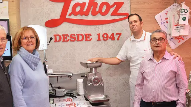 José Manuel Lahoz, Consuelo Beltrán, José Manuel Lahoz, Emilio Alconchel y Eulalia Lahoz, en la carnicería que se abrió en 1947.