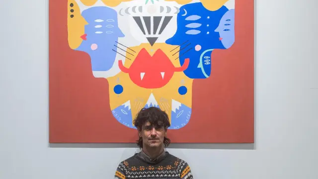 El artista, junto a una de las obras expuestas en Zaragoza.
