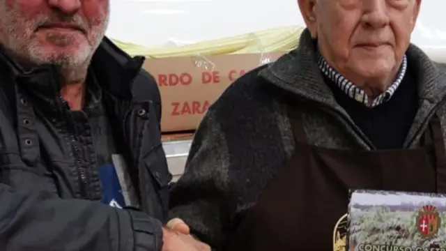 Antonio Campillo, de 85 años, ganó el concurso. En la imagen, junto al alcalde de Cadrete.