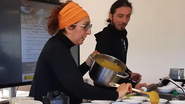 Belén Soler y Xavi Poncelas, del restaurante La Ojinegra, hicieron una demostración de platos elaborados con guijas.