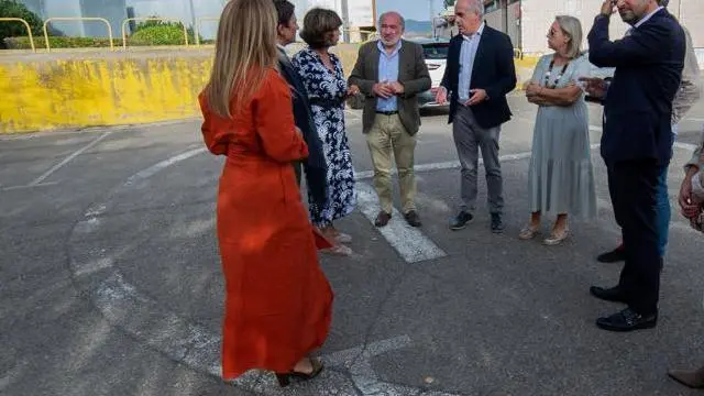 El alcalde de Calatayud en una visita al entorno del hospital Ernest Lluch, junto con otros populares.