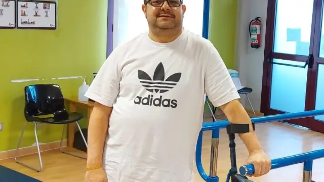 Isaac Milán, afectado de esclerosis múltiple, en Fadema durante una sesión de rehabilitación.