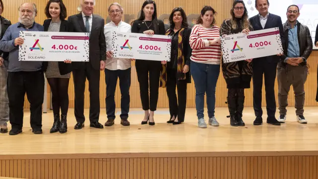 Foto de los tres proyectos que recibieron los galardones principales y representantes de HERALDO, Ibercaja e instituciones en le Patio de la Infanta de Zaragoza