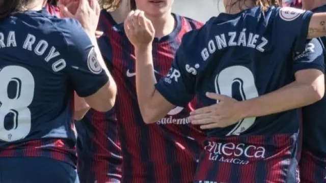 Las jugadoras del SD Huesca femenino celebran un gol.