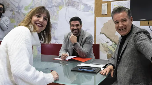 Los concejales socialistas Lola Ranera y Horacio Royo, junto a Víctor Serrano, a la derecha.