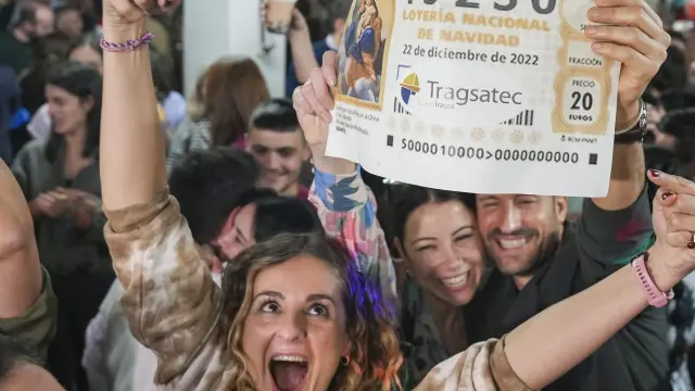 Empleados de la empresa Tragsatec celebran en sus oficinas, situadas en un polígono del distrito de San Blas de Madrid, haber sido agraciados con el tercer premio