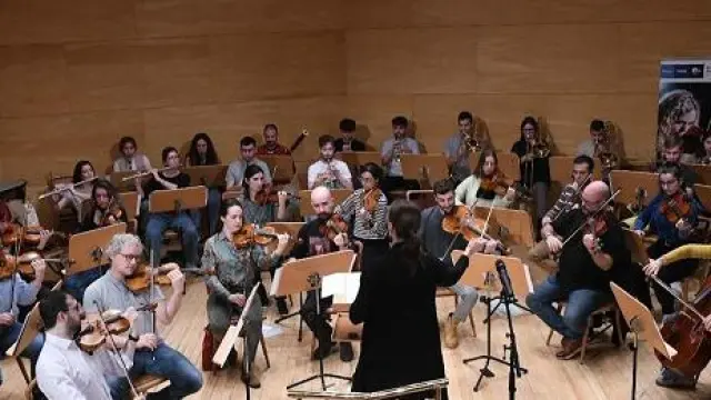 La Sinfónica Ciudad de Zaragoza, dirigida por Laura Pérez Soria, durante su ensayo de este viernes 23 de diciembre.