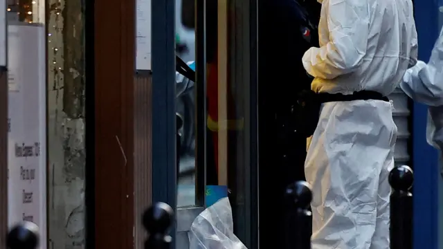 La policía científica francesa trabaja en la Rue d'Enghien después de los disparos que mataron e hirieron a varias personas, en un distrito central de París