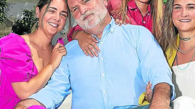 El chef y sus hijas protagonizan ‘José Andrés y familia en España’ (HBO Max).