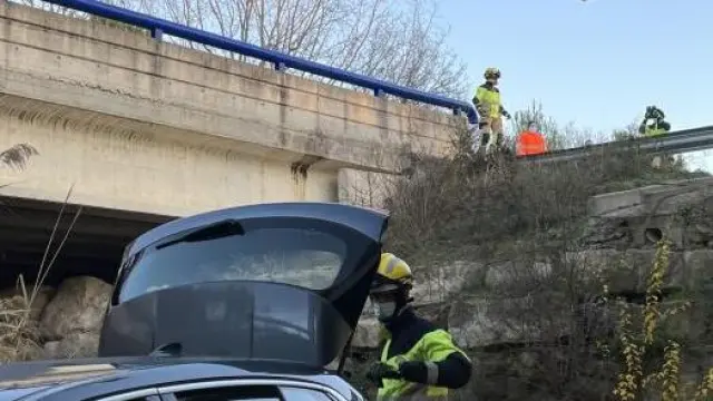 El coche ha caído por un puente.