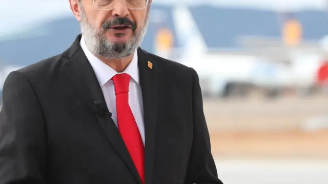 Javier Lambán, durante su mensaje de fin de año, en el aeropuerto de Teruel.