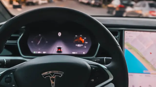 El hombre se había quedado dormido dentro del Tesla.