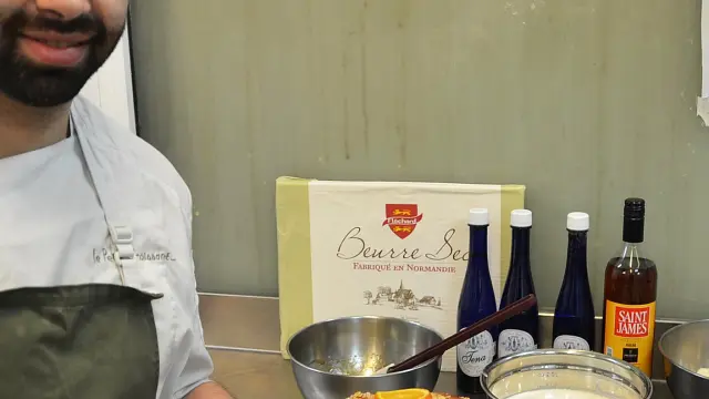 El maestro pastelero de Le Petit Croissant, Daniel Castillo, con los ingredientes de su roscón.