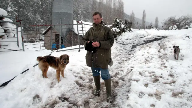 El guarda forestal, con un perro que le acompañaba en Fago, en 2007.