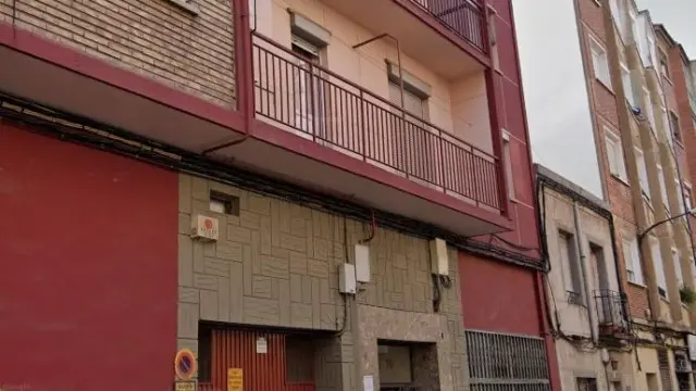 Edificio de viviendas en San Antonio Abad 27-29 de Zaragoza, donde ha ocurrido el accidente laboral.