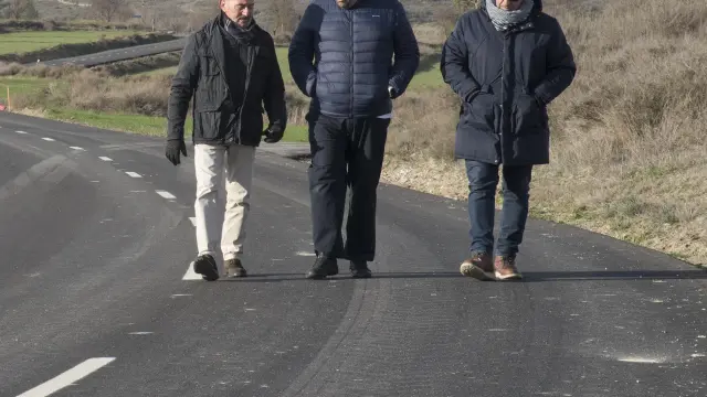 El alcalde de Alcalá de Gurrea, José Eugenio Marín, y los diputados provinciales Joaquín Monesma y Joaquín Serrano, comprobando el resultado de la remodelación de la carretera.