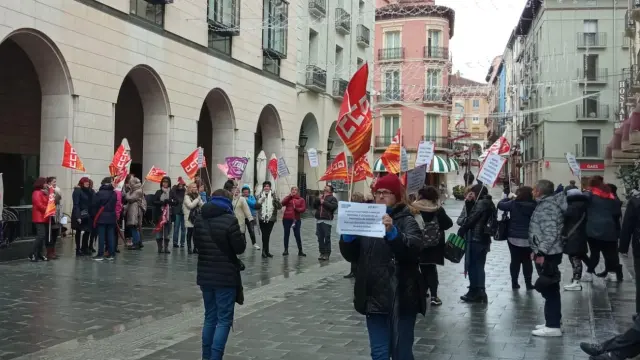 Concentración de las trabajadoras de limpieza en huelga frente a la Diputación Provincial de Huesca.