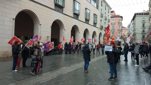 Concentración de las trabajadoras de limpieza en huelga frente a la Diputación Provincial de Huesca.