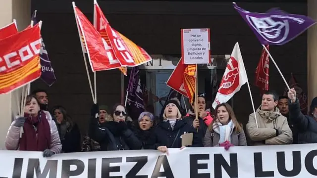 Las trabajadoras de la limpieza de edificios y locales de Huesca en el quinto día de huelga indefinida.