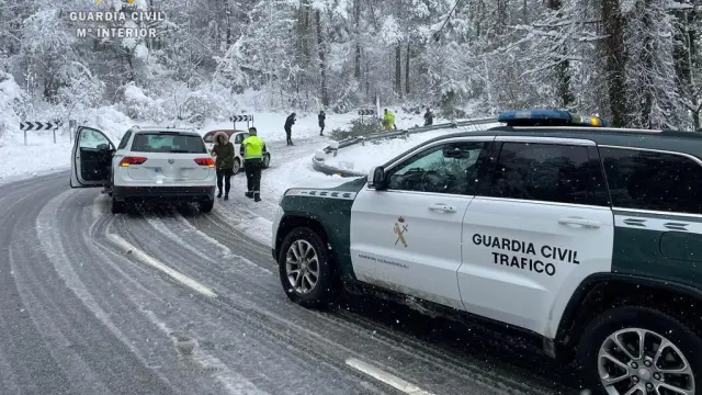 Un auxilio en carretera de la Guardia Civil estos días en el Pirineo.