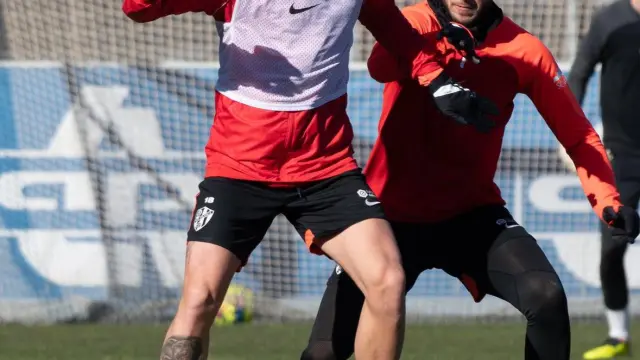 Jérémy Blasco trata de arrebatar la pelota a José Ángel Carrillo.