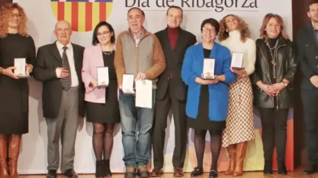 Foto de Familia con los premiados y autoridades invitadas.