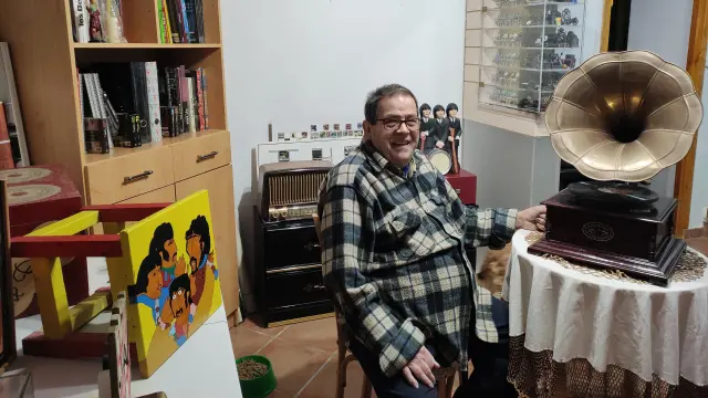 Antonio Perales en la habitación-recibidor donde tiene sus tesoros de Los Beatles.