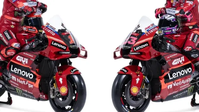 Francesco Bagnaia (izda) y Enea Bastianini (dcha) a lomos de las Desmosedici GP de Ducati para el Mundial de Motociclismo de 2023