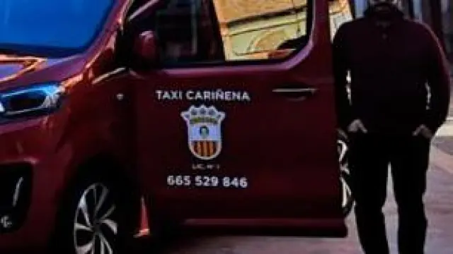 Gerard Navarro con su taxi de siete plazas y adaptado para personas con movilidad reducida.