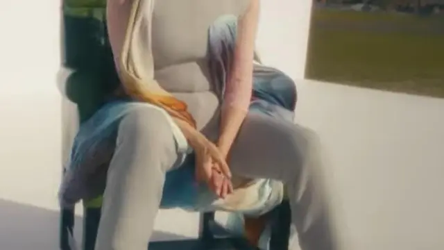 Luz Casal, en el videoclip de 'Hola, qué tal'.