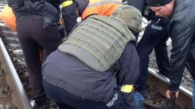 Un grupo de militares traslada a un ucraniano herido en un bombardeo en la zona de Dniper la semana pasada.