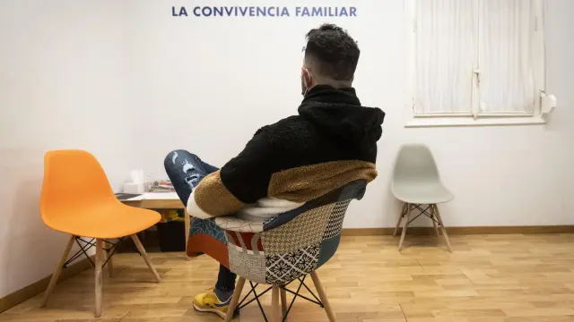 Uno de los usuarios al programa de atención psicológica a hombres con problemas de control, en la sede de la Fundación Adcara en Zaragoza.
