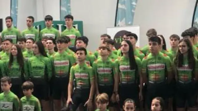 Foto de familia de los equipos del Club Ciclista Oscense.