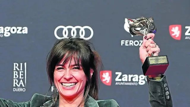 Marta Longás posa junto a su premio