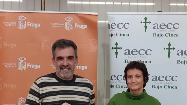 El alcalde de Fraga, Santiago Burgos, con Fina Escándil, de AECC-Bajo Cinca.