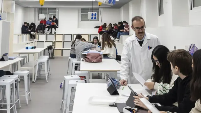 Alumnos y profesor durante una clase, este jueves en el Colegio Compañía de María de Zaragoza.