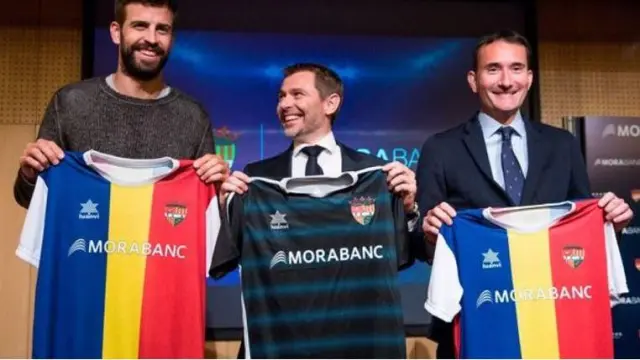 Gerard Piqué (izda.), en el acto de compra del FC Andorra en diciembre de 2018, hace cuatro años.