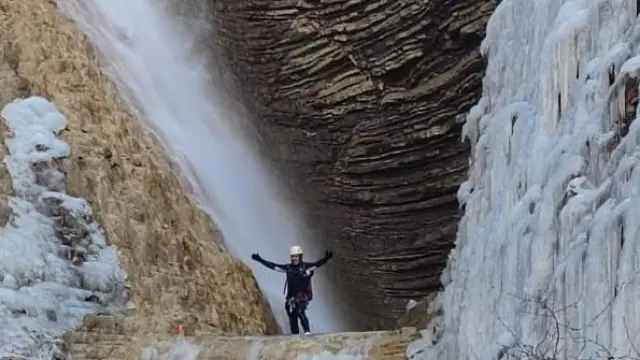 Carámbanos de hielo en la cascada de Orós Alto.