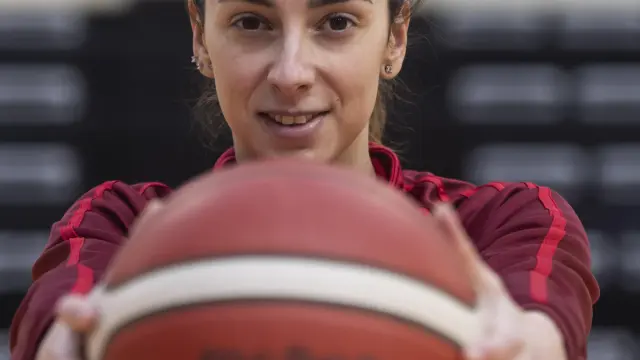 Mariona Ortiz, base del Casademont Zaragoza convocada con la selección española, sujeta un balón en el pabellón Siglo XXI.