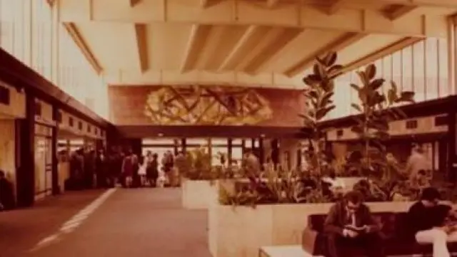 El vestíbulo de la antigua estación, con mural de Galdeano, en los años 80.