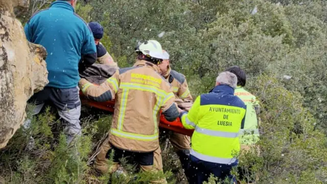 Los bomberos de la DPZ, en las labores de rescate del senderista accidentado en Luesia.