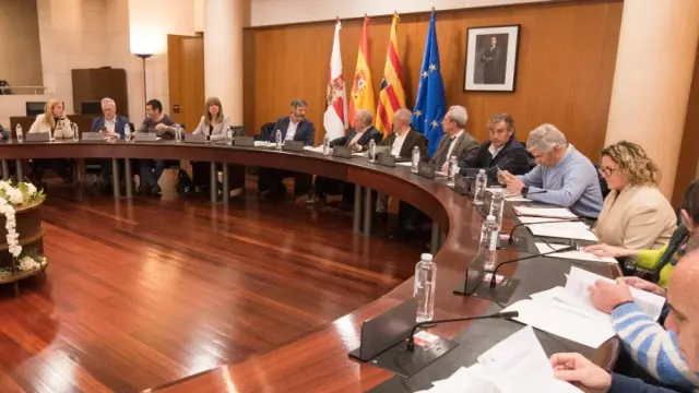 Reunión de alcaldes y empresarios este miércoles en la Diputación.