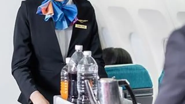 Servicio de cafetería en un avión