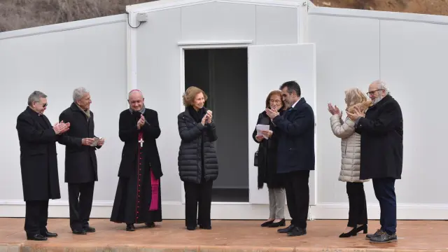 La reina, a las puertas de uno de los módulos, con responsables de Cáritas, el alcalde, el obispo, la subdelegada del Gobierno y el director provincial del IASS.