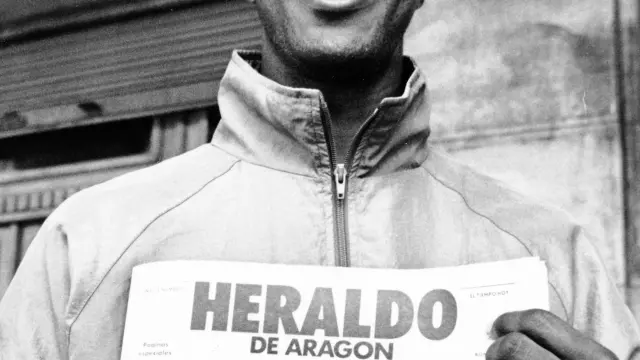 Mark Davis sostiene el ejemplar del Heraldo del 14 de febrero de 1990.