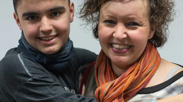 Sergio Muñoz, que fue diagnosticado como Asperger con 9 años, con su madre Belén Recuenco